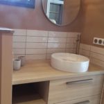 meuble en chêne 1 vasque dans gite